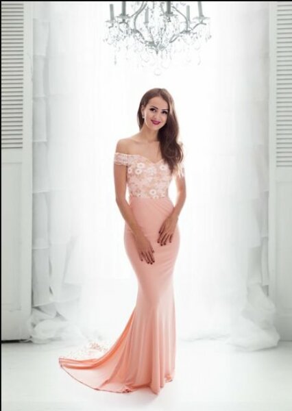 Bodenlanges Abendkleid mit Schleppe und einem Carmen-Ausschnitt HM2023